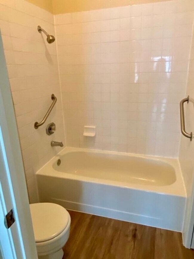 Building Photo - Single story beauty!  2 bedroom, 1.5 bath ...