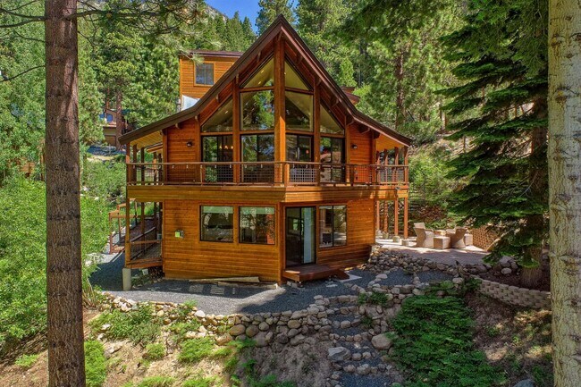 Building Photo - Gorgeous Lakeview! Pet Friendly w a Garage & AC!
