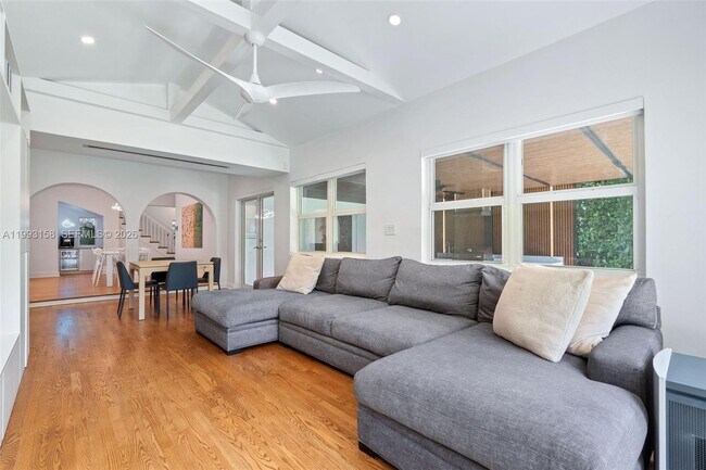 Building Photo - 634 W 47th St