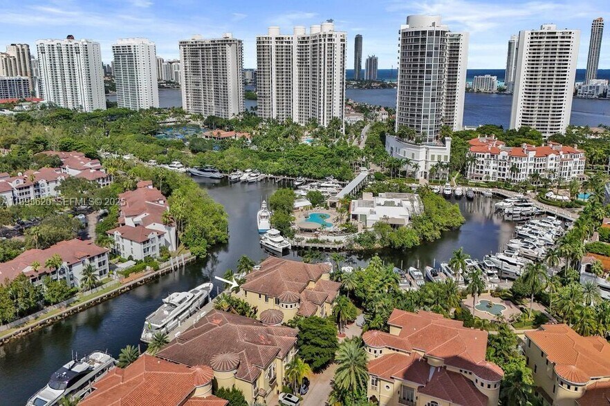 Building Photo - 17001 Collins Ave
