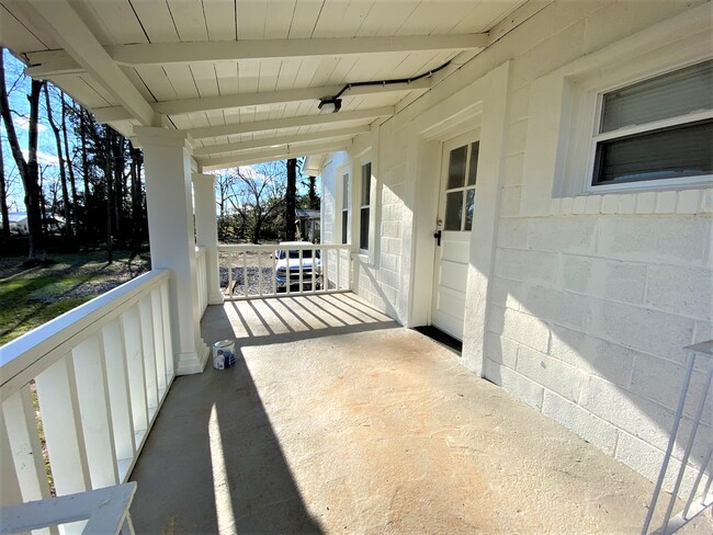 Building Photo - 1310 Oak St