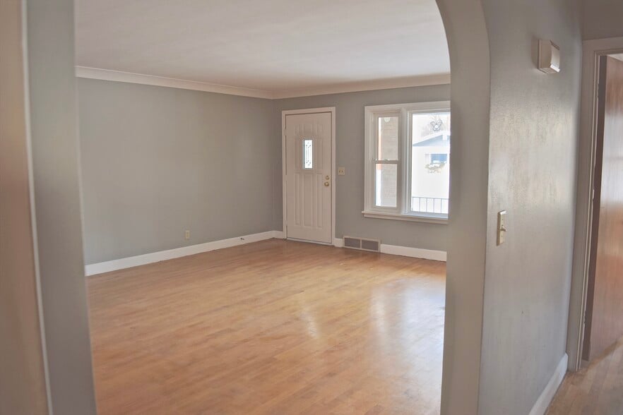Building Photo - 1721 Lloyd Ave