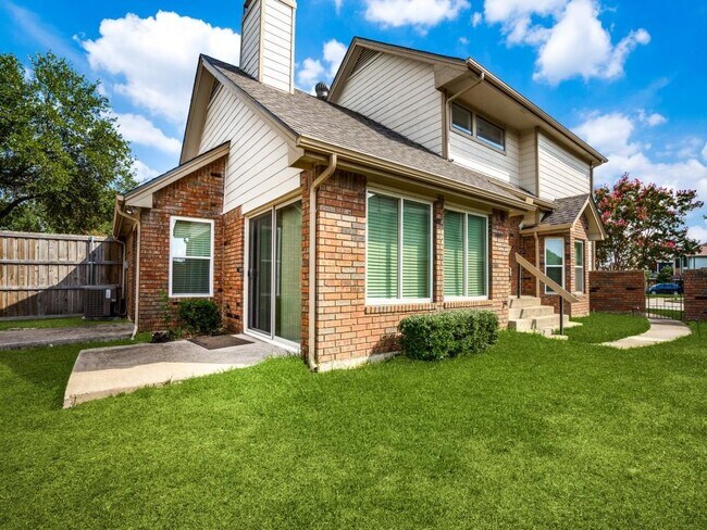 Building Photo - 2401 Brooke Ct