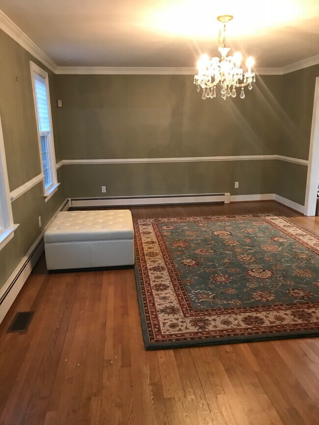 Building Photo - Renovated Colonial in Bon Air