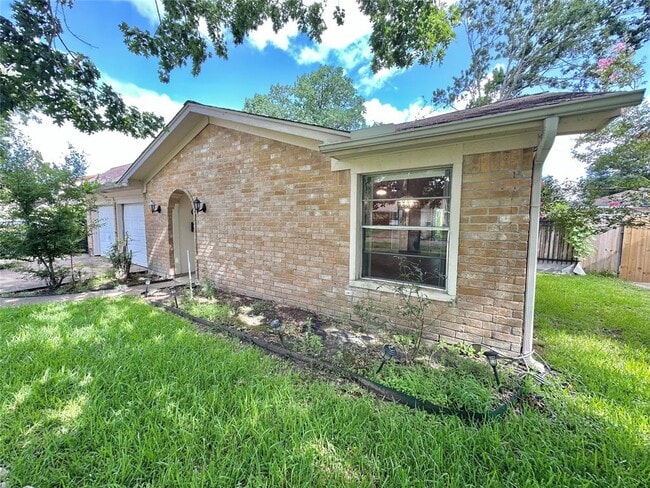 Building Photo - 1765 Hialeah Dr