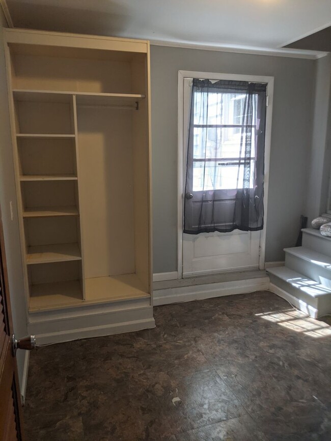 Building Photo - Spacious 4 Bed 2.5 Bath Home