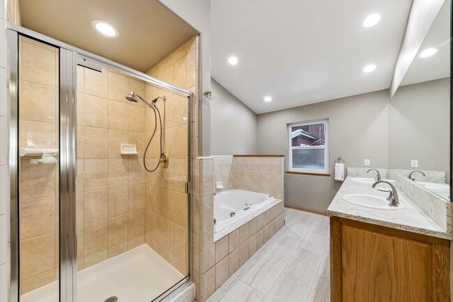 Building Photo - 926 Tanglewood Dr