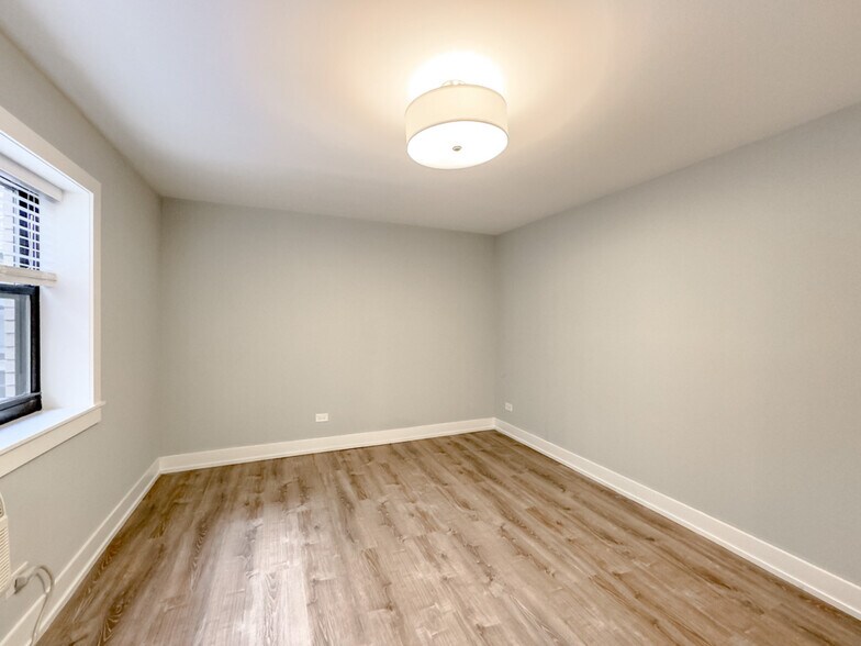 Building Photo - 536 W Barry Ave