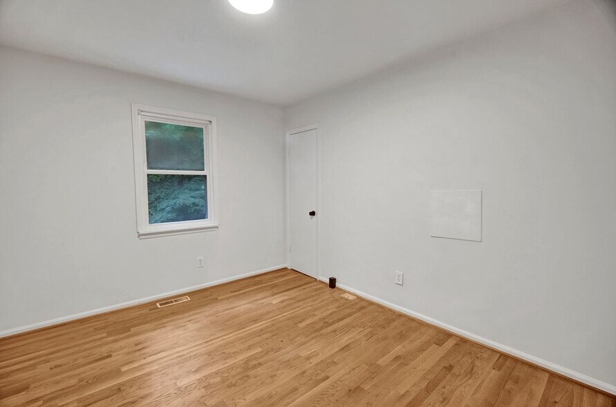 Building Photo - 3541 W Lakeside Dr