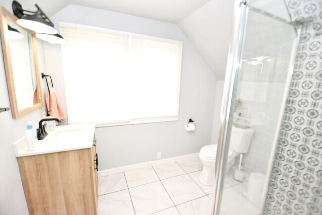 Building Photo - Fully furnished home, 3 bedroom 2 full baths
