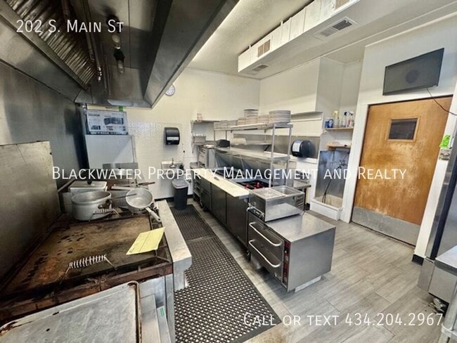 Building Photo - 202 S Main St