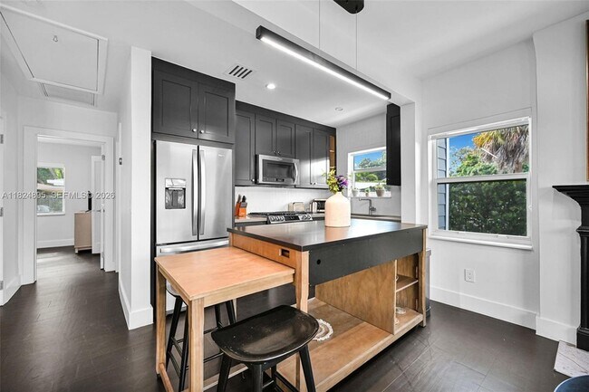 Building Photo - 150 NE 50th St