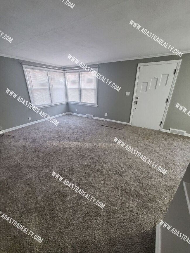 Building Photo - Spacious Raytown Home-Available NOW!!