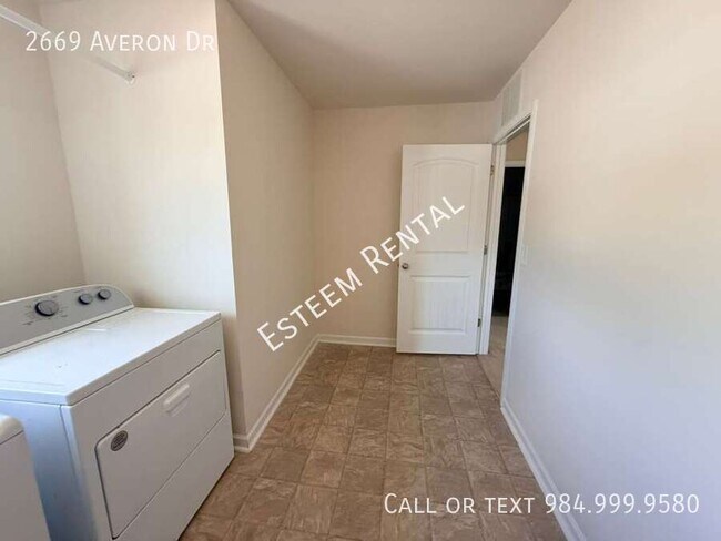 Building Photo - 2669 Averon Dr