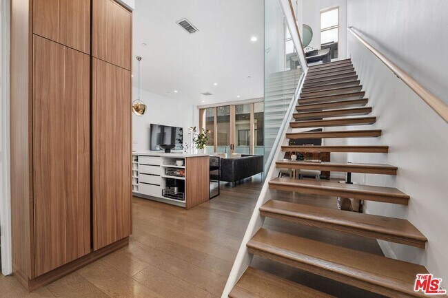 Building Photo - 1251 N Formosa Ave