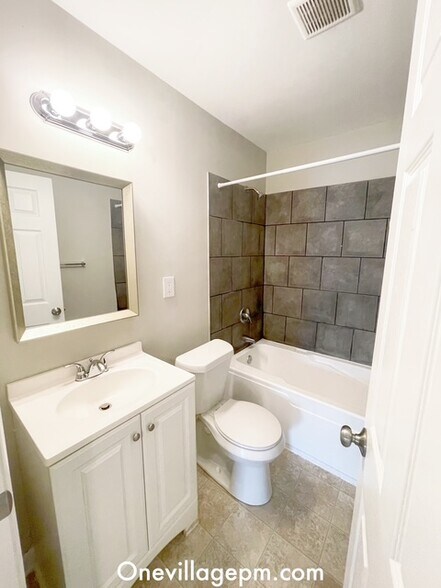 Bathroom - 909 Harris St