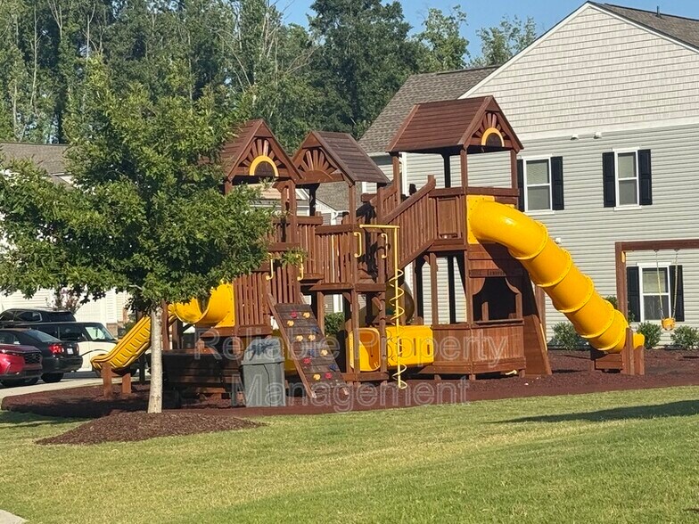 Building Photo - 140 Willow Green Dr