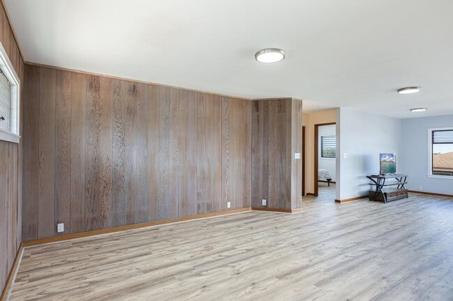 Building Photo - Unfurnished 2 bedroom, 1 bath home in quiet Lihue neighborhood, with views!