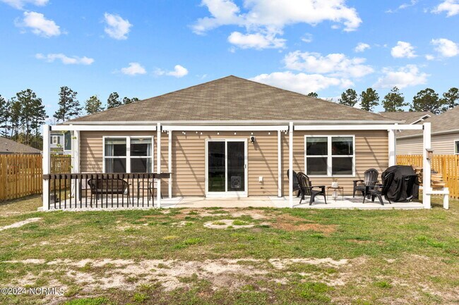 Building Photo - 525 Birdsong Dr