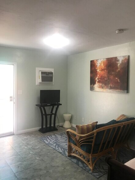 Building Photo - 632 Maria Ave