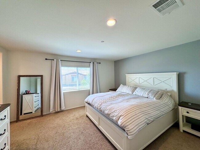 Building Photo - Beautiful 3 bedroom Town house available f...
