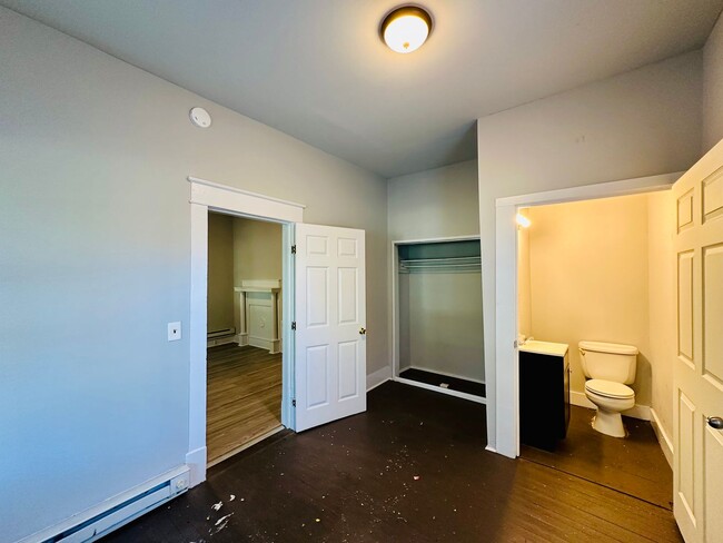 Building Photo - DOWNTOWN - 2 Bedroom - Big House! MOVE IN ...