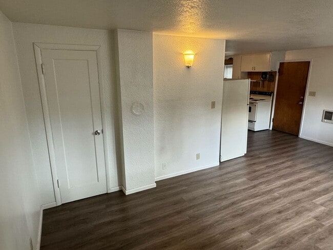 Building Photo - 2 Bedroom Triplex Unit in Springfield