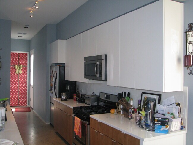 Building Photo - UT PRE-LEASE: 2009 Constructed 6 Bedroom / 3 Bath Home with Hot Tub - Open floor plan / Great Kit...