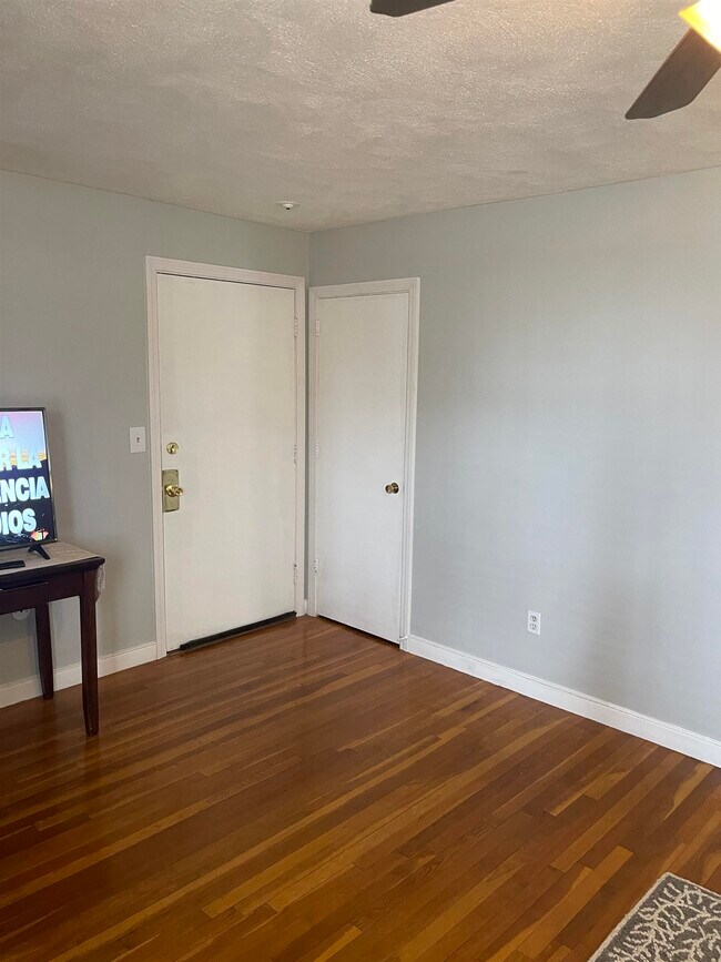 Building Photo - 4 Brook Rd