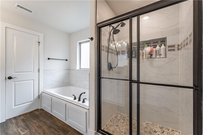 Building Photo - 707 W Jillian St