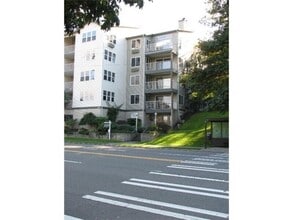 Building Photo - 965 W Nickerson St
