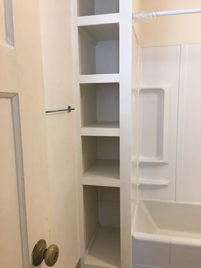 Building Photo - Quaint One Bedroom Duplex ~Close to Campus!
