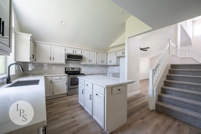 Building Photo - Fresno CUSD Home, 4BR/3BA, Newly Remodeled...