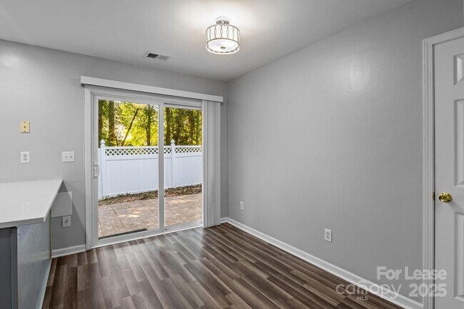 Building Photo - 10660 Holly Ridge Blvd