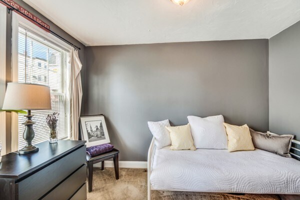 Building Photo - 37 Parker St