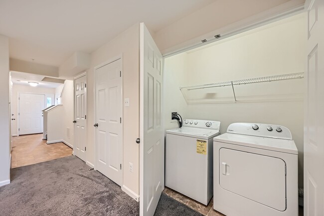 Building Photo - Spacious & Stylish 3BR/2.5BA TH in Frankli...