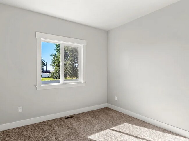 Building Photo - Spacious 5 Bed, 3 Bath Home with Mountain Views