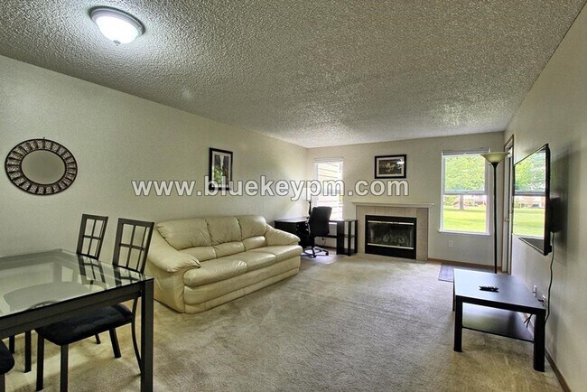 Building Photo - 1 Bed, 1 Bath Condo in Salmon Creek with Community Pool and Clubhouse