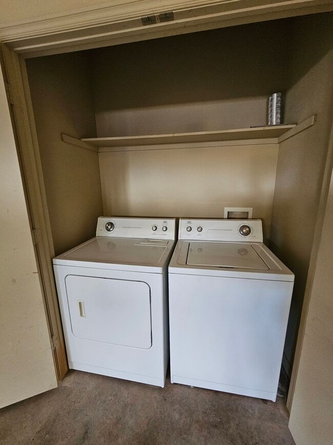 Building Photo - (3) Bed/(2.5) Bath Townhouse in Core Norman! Avail NOW!