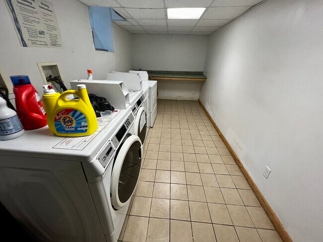 Building Photo - 3Br/1Bth, Available Sep. 1, 2026. Great location!  H/HW included! Laundry in building.
