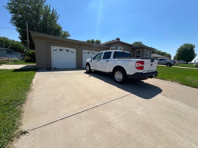 Building Photo - East Side 2 Bed/2 Bath w/ Bonus Room!