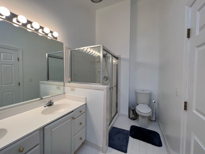 Building Photo - 945 Harrison Cir