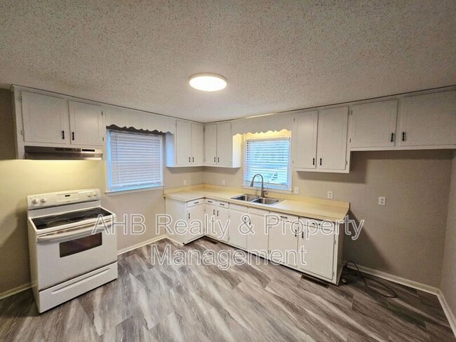 Building Photo - 1028 E Hanover Rd