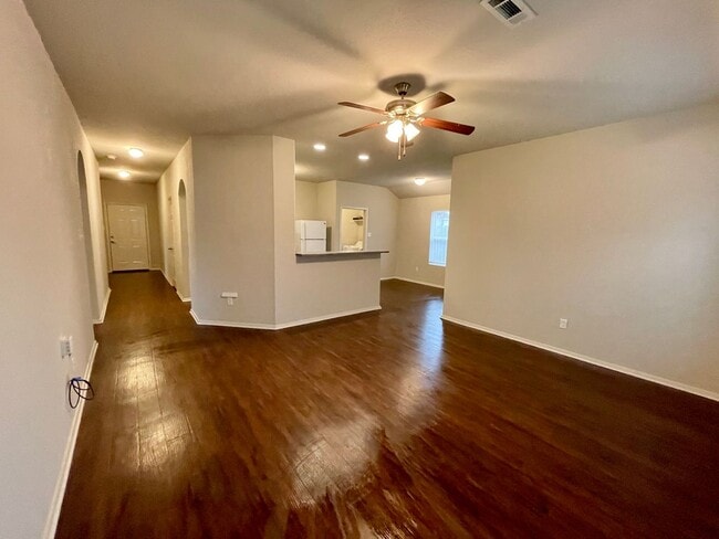 Building Photo - Three bed,  two bath in Valley View available now