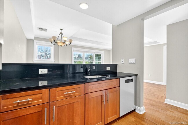 Building Photo - 225 Stanley Ave