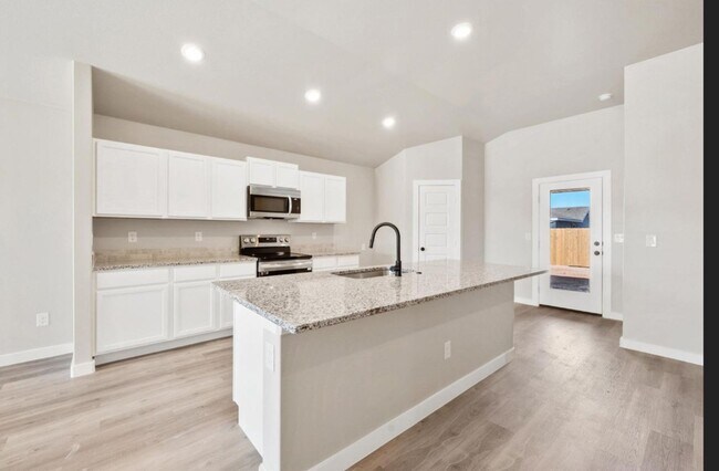 Building Photo - PRE LEASING NOW - AVAILABLE 7/14
