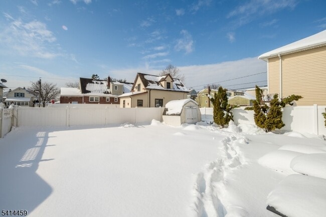 Building Photo - 529 Ainsworth St