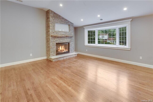 Building Photo - 8 Montfort Woods Rd