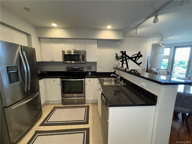 Building Photo - 300 Mamaroneck Ave