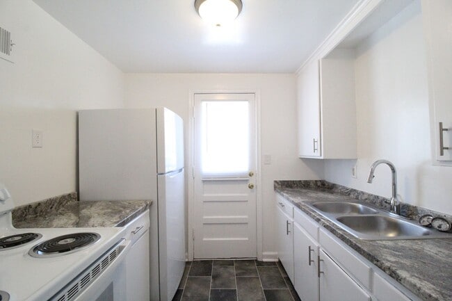 Building Photo - One Bedroom Duplex in North Kansas City